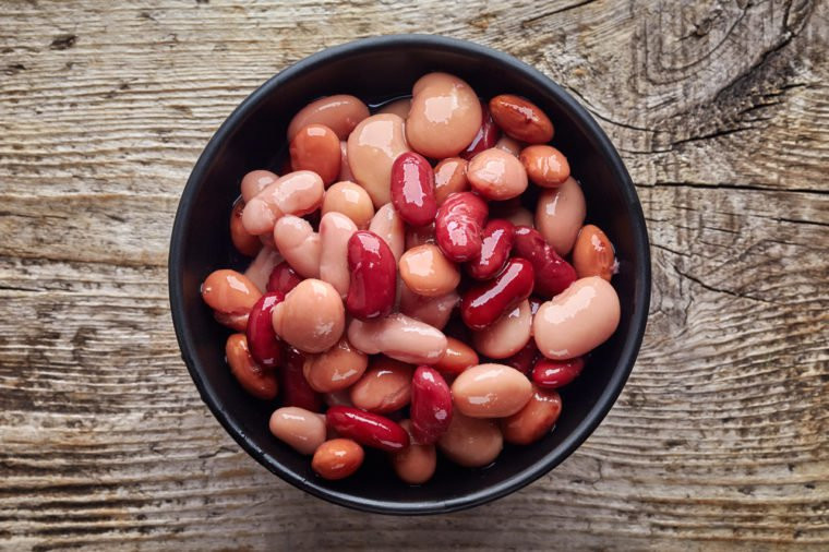 Các loại đậu đóng hộp bắt đầu mất độ ẩm của chúng sau một đến hai năm được cấp động.