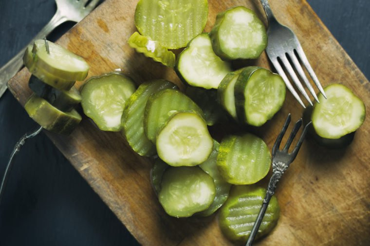 Dưa chua nếu bảo quản trong ngăn đá tủ lạnh thì có thể tươi ngon tới hai năm. Chính việc muối dưa đã là một quá trình đặc biệt giúp bảo quản rau trong thời gian dài.