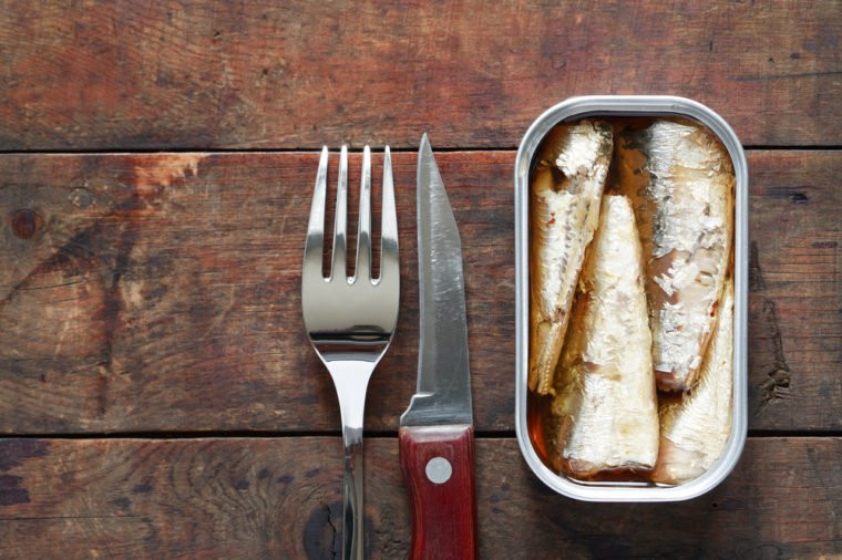 Cá hộp có thể tươi ngon trong ba năm khi được bảo quản ở nơi khô ráo, thoáng mát. Sau khi mở, chúng có thể bảo quản được 3-4 ngày trong ngăn mát và đông lạnh được đến hai tháng.