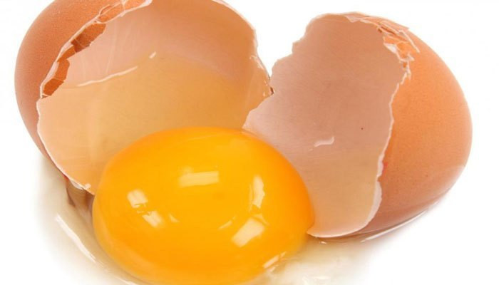Lòng đỏ trứng gà được cấp đông có thể tươi ngon tối đa 1 năm. Đối với những quả trứng còn trong vỉ bạn tuyệt đối không nên để ngăn đông. Ảnh: RD, Internet.