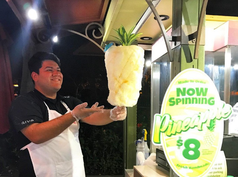 Giá của một cây kẹo bông dứa này là 8 USD.