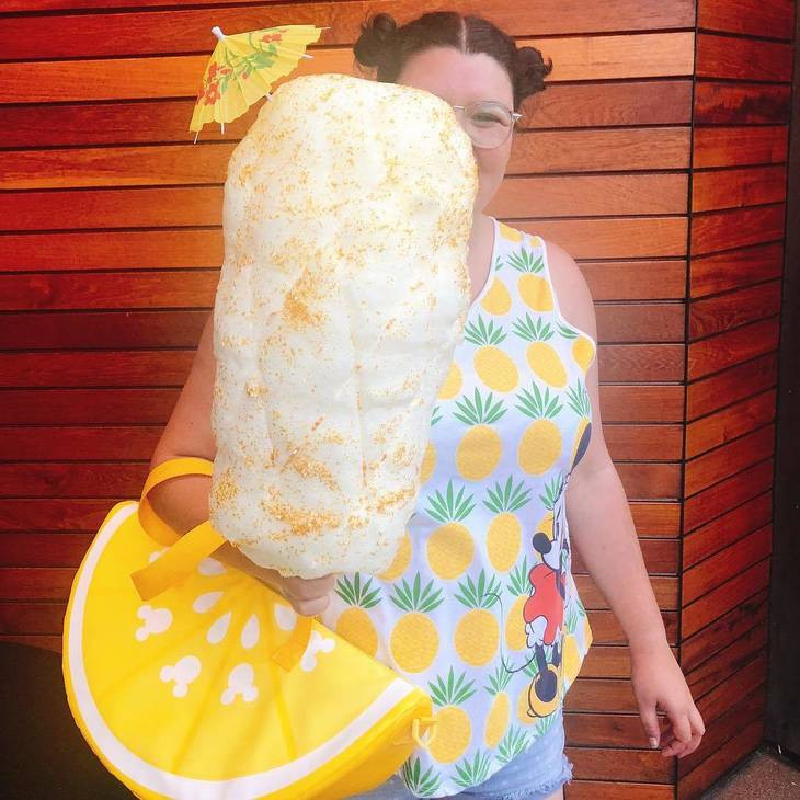 Rất nhiều tín đồ của dứa đã đến đây thử kẹo này.