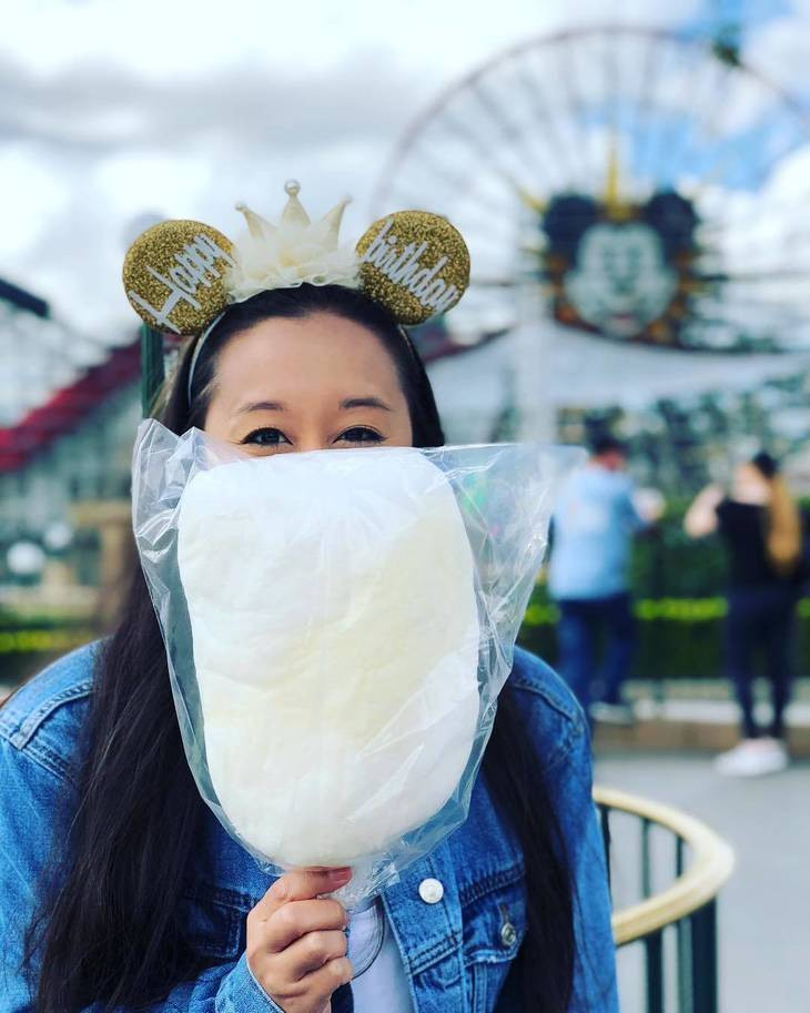 Các blogger đam mê thực phẩm Disney đã chia sẻ hình ảnh và ấn tượng của họ về kẹo bông dứa.