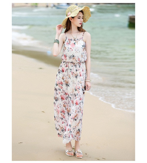 Mẫu váy maxi hai dây là một trong những lựa chọn phổ biến của chị em khi đi biển.