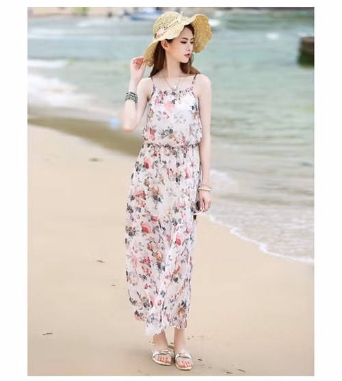 Mẫu váy maxi hai dây là một trong những lựa chọn phổ biến của chị em khi đi biển.