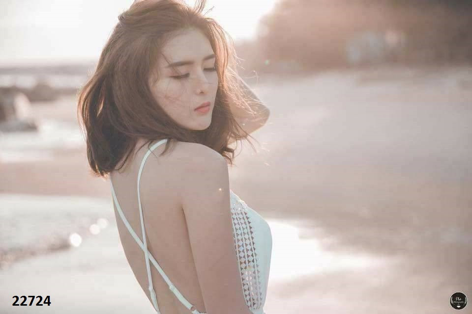 Với thiết kế hở lưng này, các chị em khoe được tấm lưng trần quyến rũ nhưng vẫn khá kín đáo.