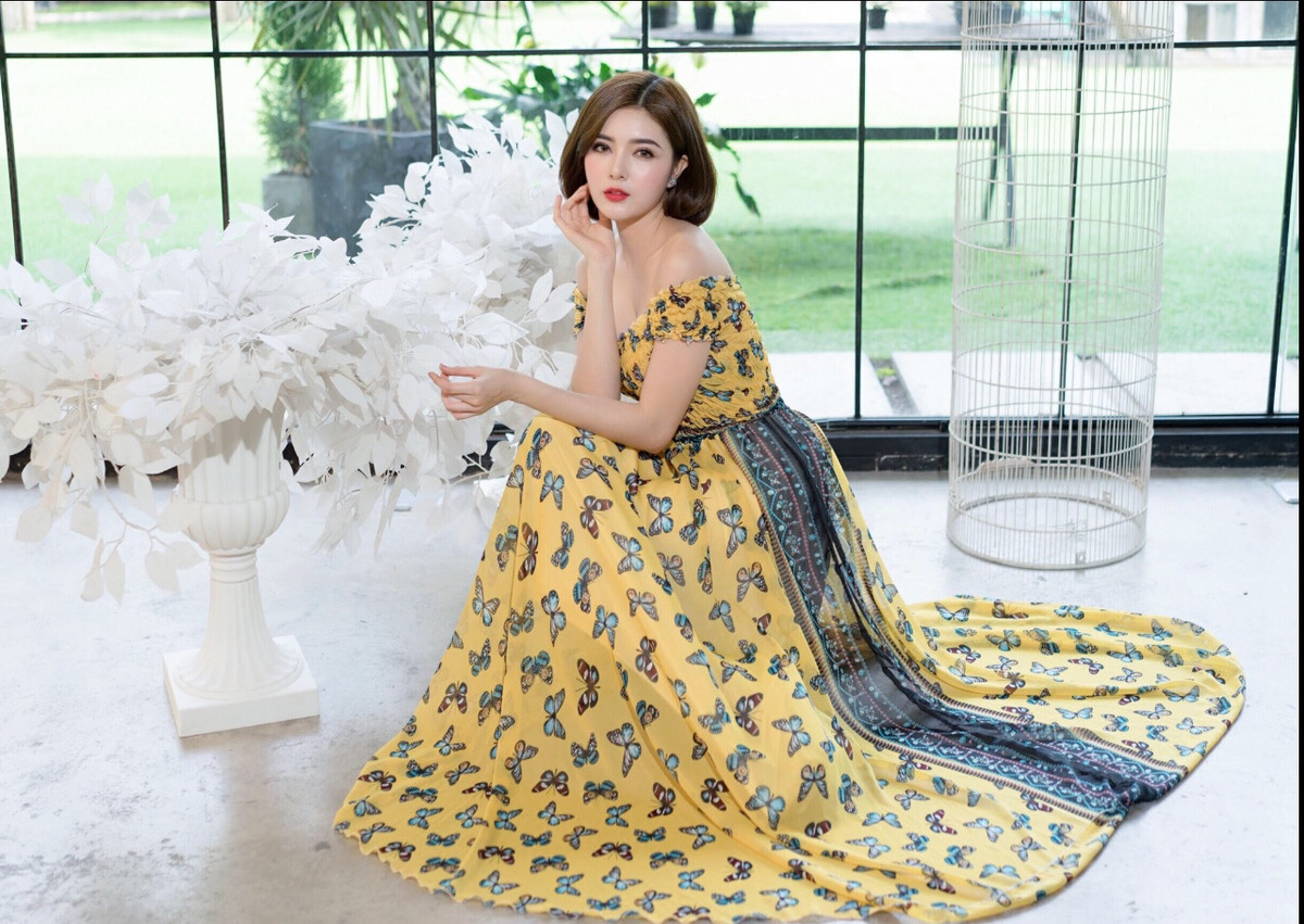 Kiểu đầm maxi này cũng đặc biệt sang chảnh khi bạn kết hợp cùng với dép lê, bông tai và mũ đội đầu.