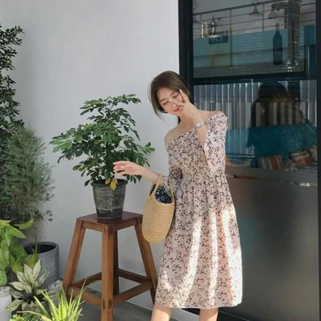 Đầm maxi đi biển trễ vai cũng rất được ưa chuộng trong năm nay. Với thiết kế cách điệu với nhiều đường may mềm mại tạo nên vẻ nữ tính cho người mặc.