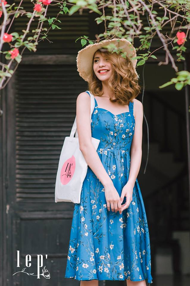 Mẫu váy maxi cổ điển kết hợp cùng những họa tiết hoa hay chấm bi nhỏ khiến các nàng phải say như điếu đổ…