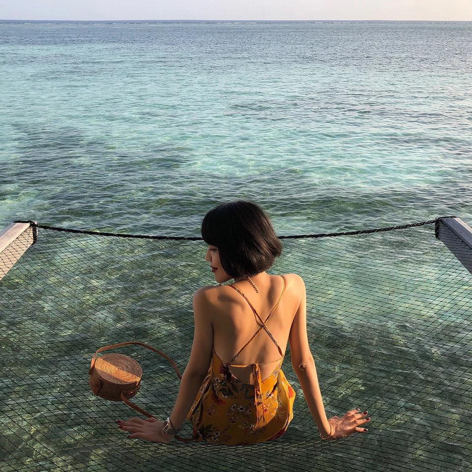 Với những cô nàng có vòng 1 căng đầy các bạn nên lựa chọn thiết kế cổ chữ V hoặc cổ khoét sâu để khoe được vòng 1 của mình. Ngược lại với những nàng có vòng ngực hạn chế thì mẫu đầm maxi hoa cổ yếm hở lưng sẽ phù hợp hơn với bạn.