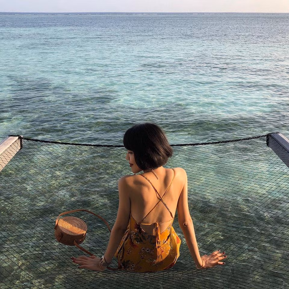 Với những cô nàng có vòng 1 căng đầy các bạn nên lựa chọn thiết kế cổ chữ V hoặc cổ khoét sâu để khoe được vòng 1 của mình. Ngược lại với những nàng có vòng ngực hạn chế thì mẫu đầm maxi hoa cổ yếm hở lưng sẽ phù hợp hơn với bạn.