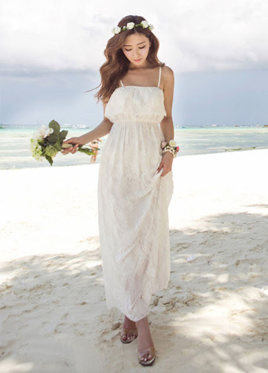 Váy maxi dây có khá nhiều kiểu dáng, bao gồm phần dây rút, buộc dây ở cổ, cổ yếm hay 2 dây truyền thống.
