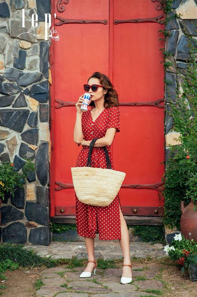 Ngoài họa tiết hoa nhí thì đầm maxi voan họa tiết chấm bi cũng là một trong những bộ váy được các chị em săn đón.