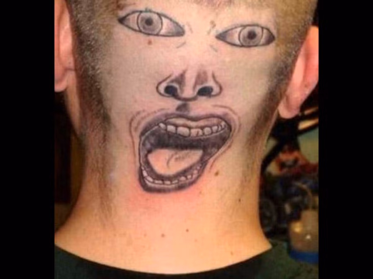 Bạn có muốn thử xăm thêm khuôn mặt thứ 2 sau gáy.