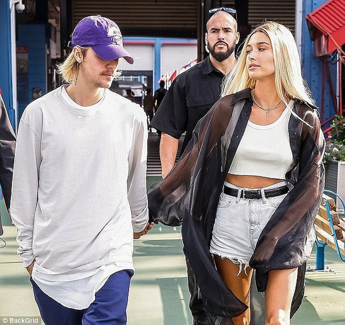 Mái tóc dài xơ xác cùng bộ râu già nua của Justin Bieber.