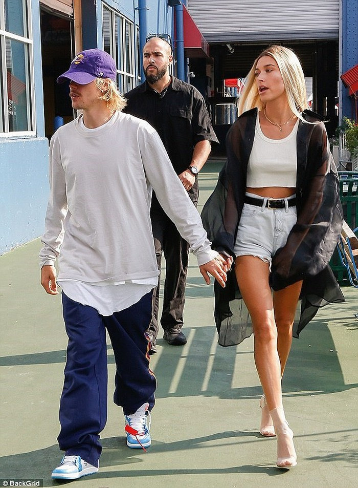 "Hoàng tử nhạc pop" đội mũ hàng hiệu Los Angles Lakers và đi giày OFF-WHITE x Air Jordan có giá lên tới 190 USD (4,4 triệu đồng).