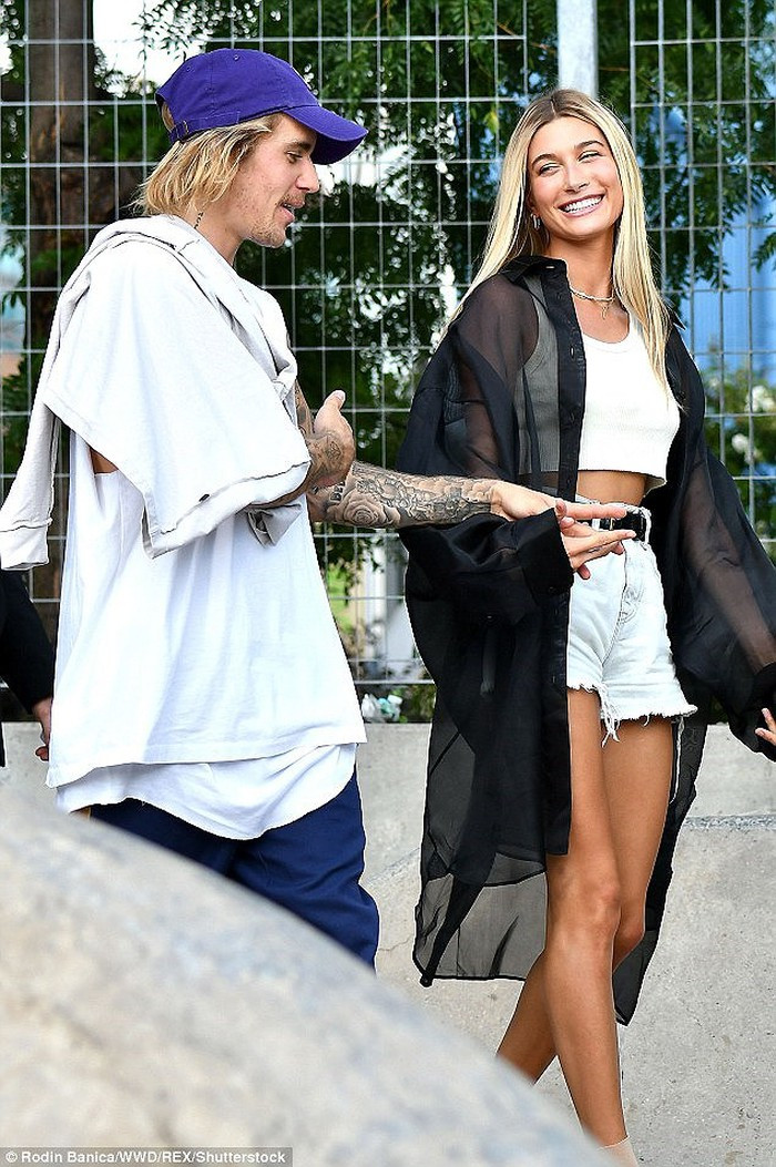 Justin Bieber và Hailey Baldwin vừa đính hôn vào tháng 7/2108 sau một tháng hàn gắn quan hệ. Kể từ khi công khai đính hôn, đôi tình nhân luôn quấn quýt nhau không rời.