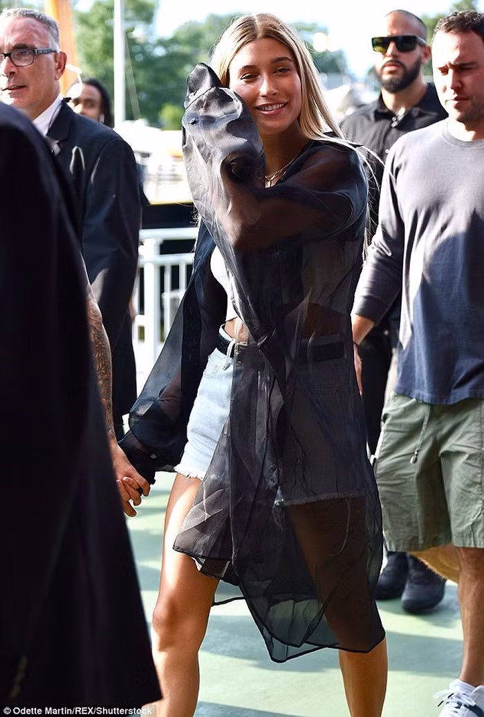 Trong khi đó, "chân dài" 21 tuổi lại sành điệu với áo crop top, quần shorts jeans kết hợp cùng áo khoác ngoài xuyên thấu mỏng manh gợi cảm.