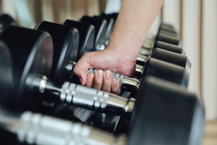 Chế độ ăn low carbs sẽ ảnh hưởng đến các mô cơ bắp bởi cơ thể sử dụng mô cơ bắp để sản xuất năng lượng do carbohydrate không đủ. Vì vậy, nếu thấy cơ bắp mất đi thì bạn cần xem lại chế độ ăn uống của mình.