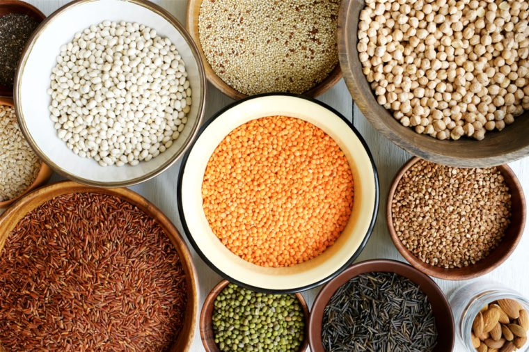 Các nguồn thực phẩm chứa carbs là ngũ cốc, gạo, khoai tây, đậu, hạt... Thiếu carbs, cơ thể bạn sẽ gặp phải một số dấu hiệu đáng lo ngại sau.