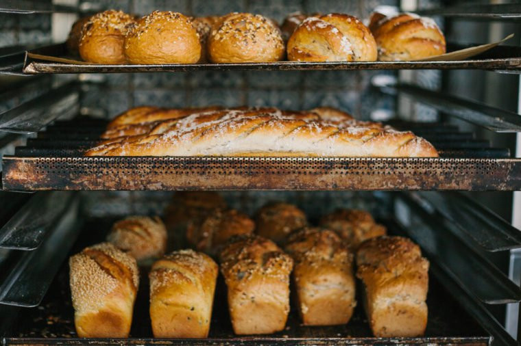 Việc bạn thèm ăn món nhiều tinh bột như bánh mì, mì... chứng tỏ chế độ ăn uống có lượng carbs thấp.