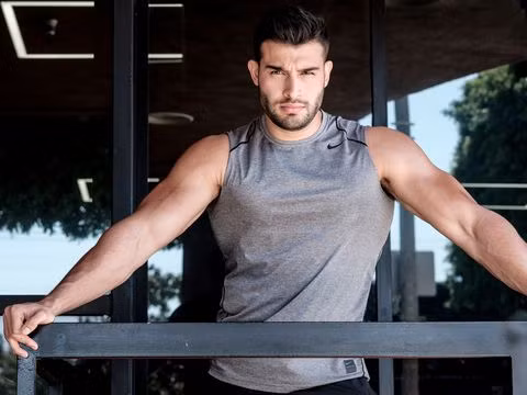 Cuộc đời của Sam Asghari bước sang trang mới khi trở thành bạn trai của Britney.