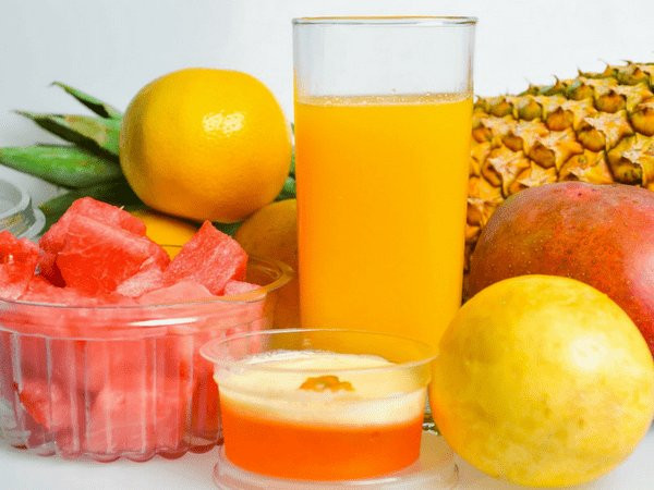 Nước ép táo, cần tây, gừng và rau mùi tây: Loại nước ép trái cây này giàu sắt và canxi và có độ kiềm cao, giúp nuôi dưỡng hệ thống sinh sản và giảm đau trong ngày ấy. Cách làm: Lấy 2 thân cây cần tây, ½ một quả táo, mẩu gừng và một số ít mùi cho vào máy xay sinh tố.