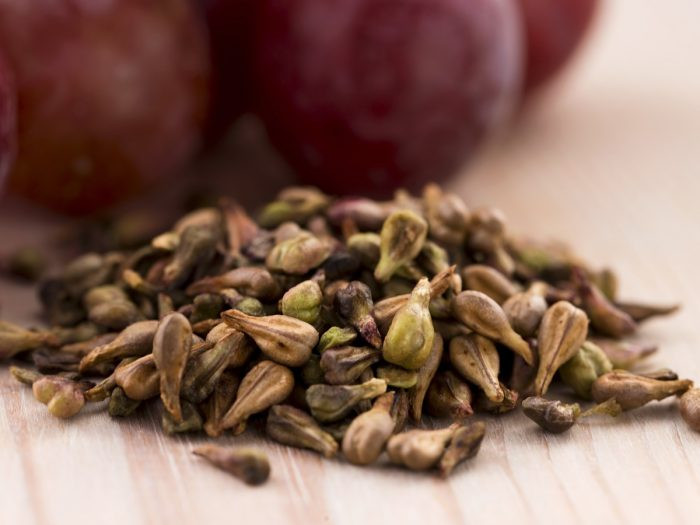 Giảm sưng: Chiết xuất từ hạt nho có thể làm giảm sưng hiệu quả. Ngoài ra, hạt nho còn giúp chữa lành vết sưng ở chân.