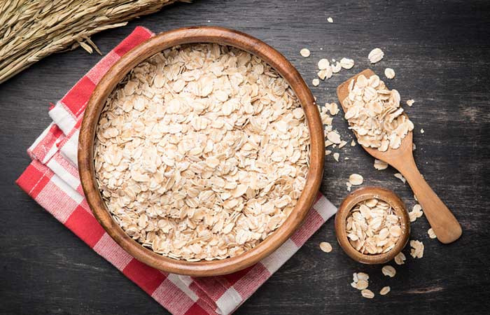 Dùng 2 muỗng canh bột yến mạch trộn nước hoa hồng. Bôi lên vùng mụn đầu trắng và rửa nó sau 20 phút.