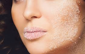 Trộn cùng một muỗng canh đường và mật ong bằng tỷ lệ rồi thêm vài giọt nước chanh. Bôi hỗn hợp lên mặt và xoa bóp nhẹ nhàng trong vòng tròn. Sau vài phút, rửa mặt sạch.