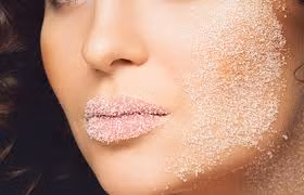 Trộn cùng một muỗng canh đường và mật ong bằng tỷ lệ rồi thêm vài giọt nước chanh. Bôi hỗn hợp lên mặt và xoa bóp nhẹ nhàng trong vòng tròn. Sau vài phút, rửa mặt sạch.