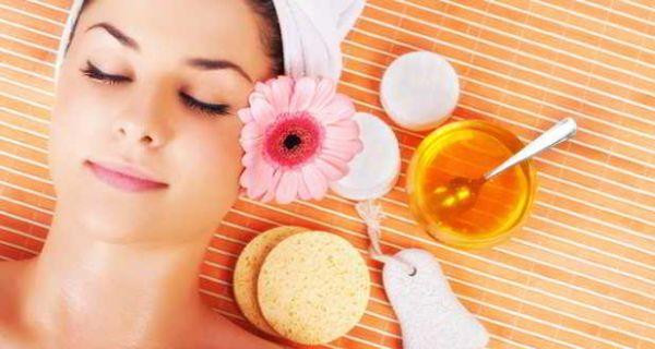 Mật ong sẽ giúp trị mụn đầu trắng hiệu quả. Chỉ cần làm ấm mật ong và nhẹ nhàng bôi lên mặt. Để yên trong 20 phút và sau đó rửa nó bằng nước.