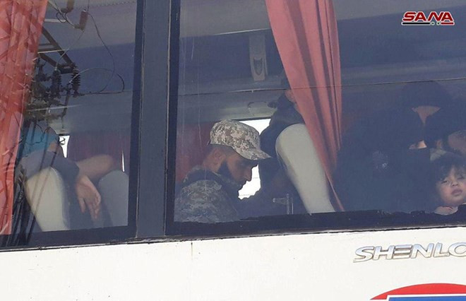 Người dân địa phương và phiến quân Syria chuẩn bị rời đi. (Nguồn: SANA).