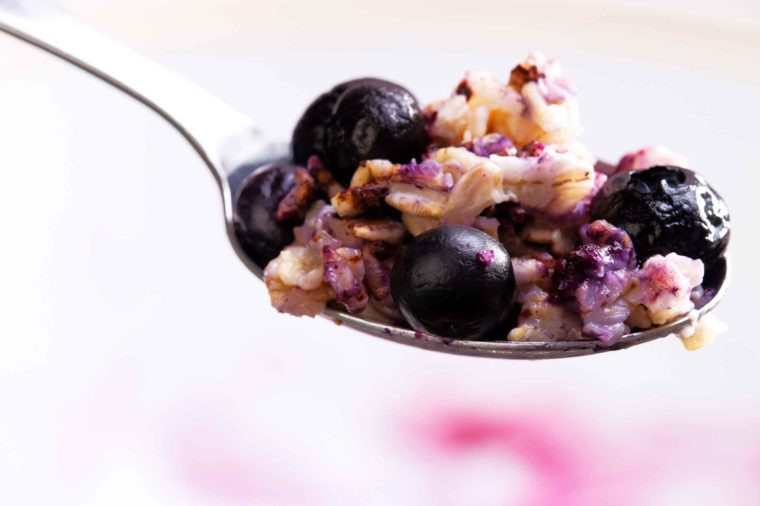 Nấu bột yến mạch với trái cây tươi hoặc nấu với nước dùng rau, nấm và hành tây. Chỉ đơn giản như vậy, bạn đã có một bữa sáng ngon lành. Ảnh: RD.