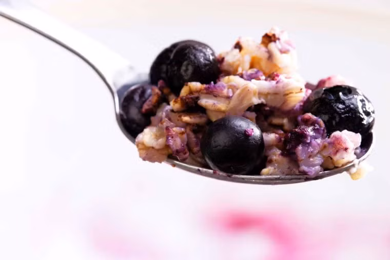 Nấu bột yến mạch với trái cây tươi hoặc nấu với nước dùng rau, nấm và hành tây. Chỉ đơn giản như vậy, bạn đã có một bữa sáng ngon lành. Ảnh: RD.