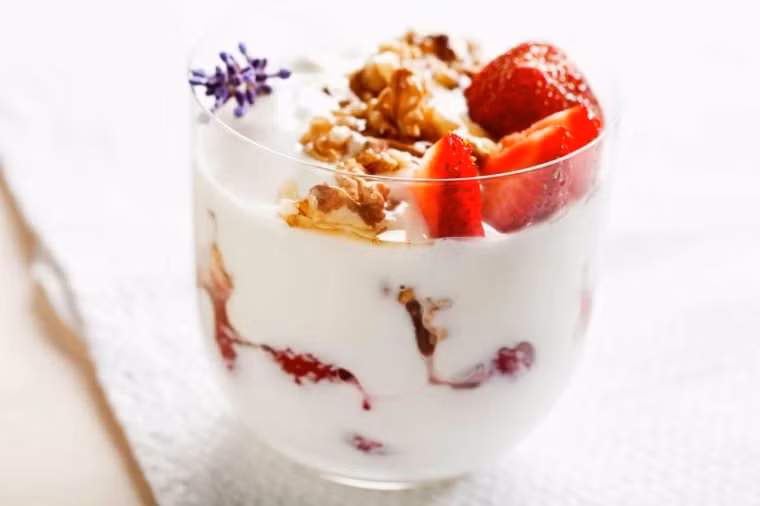 Dùng sữa chua với các loại hạt và hoa quả: Hãy bắt đầu ngày mới với một cốc sữa chua trộn trái cây tươi, cộng với lớp phủ giòn như hạt lanh, hạt dẻ, dừa khô...Đây là bữa sáng giàu dinh dưỡng và tốt cho sức khỏe. 
