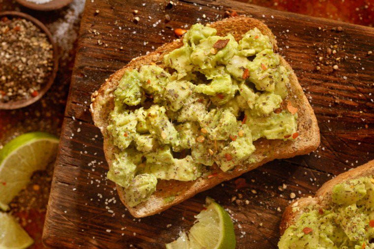 Bánh mì bơ: Bánh mì phết bơ là một món ăn sáng đủ chất giúp bạn no tới trưa. Hãy phết một lớp quả bơ lên miếng bánh mỳ và có thể cho thêm một chút gia vị để tăng hương vị món ăn.