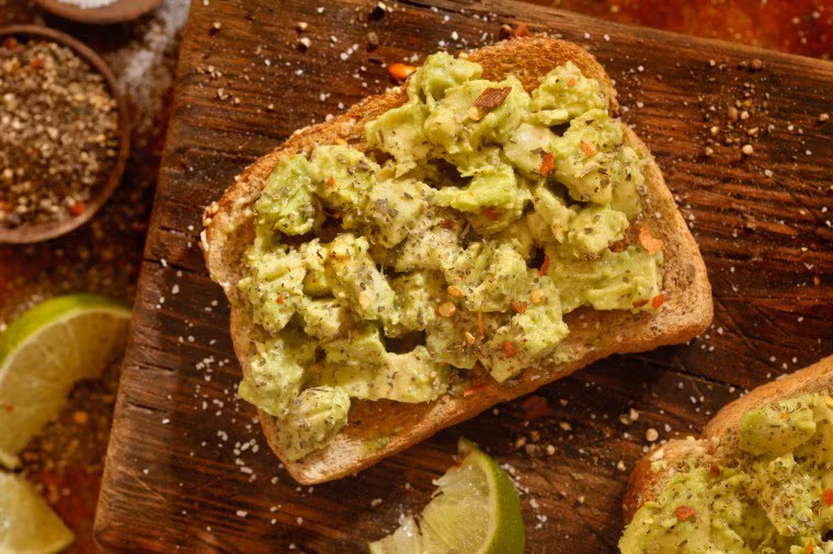 Bánh mì bơ: Bánh mì phết bơ là một món ăn sáng đủ chất giúp bạn no tới trưa. Hãy phết một lớp quả bơ lên miếng bánh mỳ và có thể cho thêm một chút gia vị để tăng hương vị món ăn.