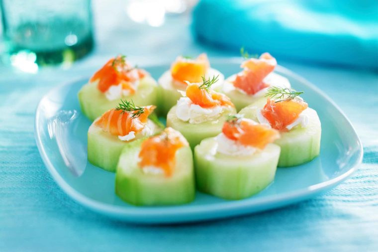 Cá hồi phi lê ngâm nước muối cũng có nhiều axit béo omega-3 có lợi cho tim như cá hồi tươi. Món này có thể ăn kèm bánh mì, pho mát kem, thêm cà chua, hành tây cắt lát.