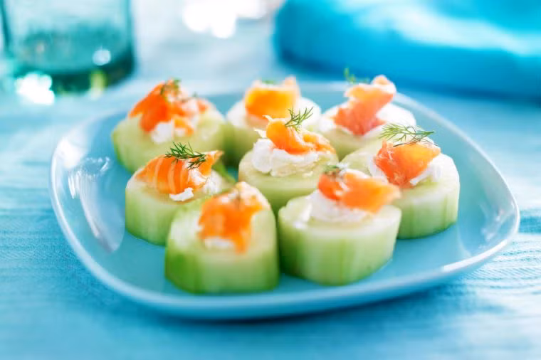 Cá hồi phi lê ngâm nước muối cũng có nhiều axit béo omega-3 có lợi cho tim như cá hồi tươi. Món này có thể ăn kèm bánh mì, pho mát kem, thêm cà chua, hành tây cắt lát.