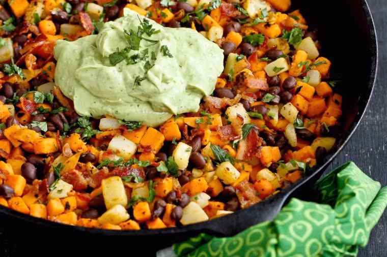 Rau củ trộn: Thái hạt lựu một miếng giò, ¼ củ khoai tây, sau đó xào chín với dầu ô liu, thêm tỏi, muối, rau mùi và đậu đen. Múc ra bát và thưởng thức.