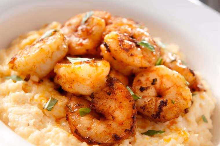 Món cháo yến mạch tôm: Nấu cháo yến mạch khoảng 5 phút rồi múc ra bát. Bắc chảo cho dầu để rang tôm với hành và gia vị, sau đó thêm vào bát cháo để có bữa sáng đầy dinh dưỡng.