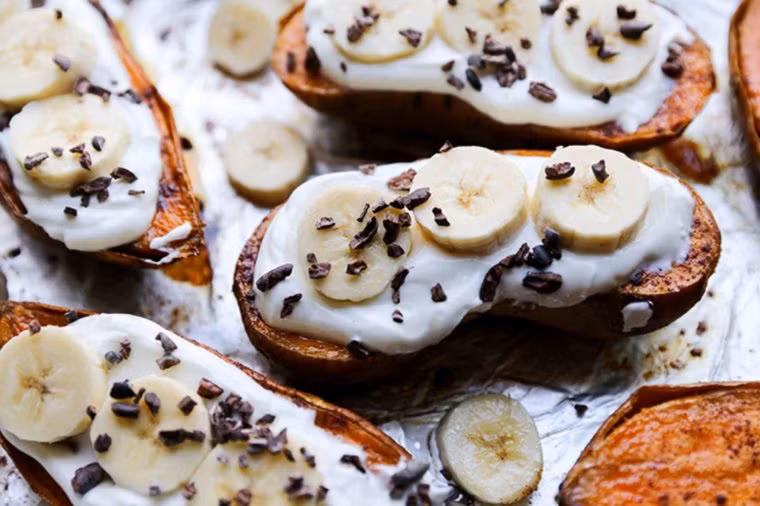 Khoai lang nướng: Hãy cắt lát khoai lang, nướng nó trong lò, sau đó dùng kèm sữa chua, chuối và quế.