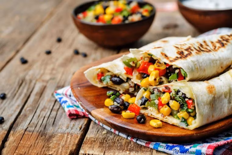 Bánh cuộn rau củ: Dải lớp vỏ bánh tortilla rồi thêm đậu đen luộc chín, ớt đỏ nướng, một chút phô mai trộn rồi cuộn trong. Cho bánh vào lò vi sóng quay vài phút là bạn đã có bữa ăn sáng thịnh soạn.