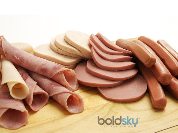 Thực phẩm chế biến như pizza đông lạnh, cà chua đóng hộp, dưa chua ... có liên quan đến bệnh tim, huyết áp cao, tiểu đường và béo phì. Nếu ăn nhiều có thể gây viêm khớp sau này.