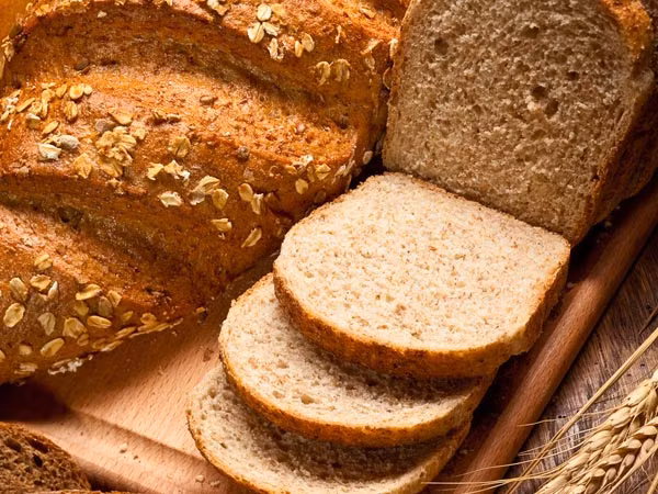 Bạn cũng cần tránh các thực phẩm giàu chất gluten như bánh mì, bánh quy... Gluten là một hợp chất được biết đến là độc đối với cơ thể con người và có thể gây ra các bệnh như rối loạn tiêu hóa, dị ứng da và thậm chí là viêm khớp.