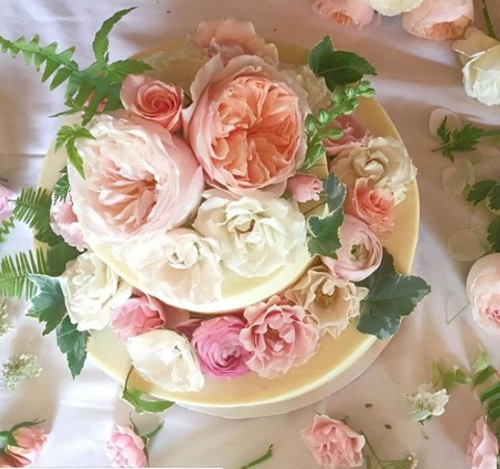 Những chiếc bánh hình hoa tươi.