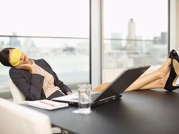 Đồng nghiệp nữ thường rủ chồng tôi ngủ trưa.