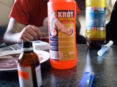 8. Desomoprhine, còn gọi là Krokodil, một chất dẫn xuất của morphine. Loại thuốc này là sự kết hợp của codeine, chất làm bóng sơn, xăng, iodine, axit clohiđric và phốt pho đỏ từ các hộp đấm matchbox. Những người nghiện krokodil sẽ phải đối mặt với tác hại cực kỳ khủng khiếp của loại ma túy này trong thời gian rất ngắn. Krokodil gây hại trên các mô mềm như da, bắt đầu từ những vảy tróc như cá sấu sau đó là lở loét, hoại tử và thối rữa chân, tay.