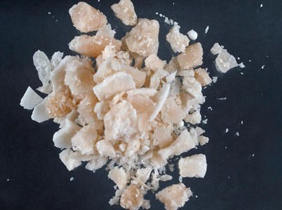 2. Cocaine là một loại thuốc kích thích mạnh, tạo hưng phấn ngắn hạn. Việc dùng quá liều cocaine ảnh hưởng đến tim, làm tăng nhịp tim và huyết áp rất nguy hiểm, có thể gây đột tử.